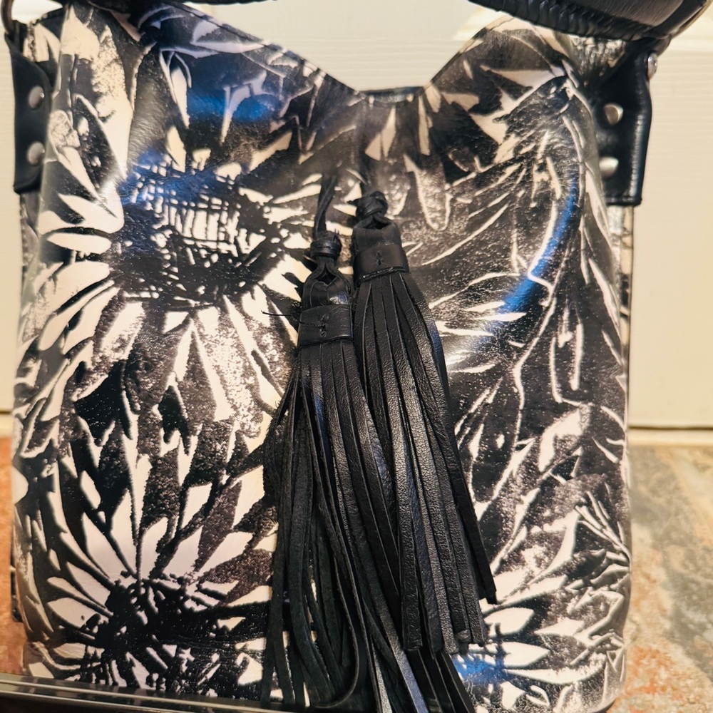 Beautiful Patricia Nash Otavia Sunflower Women's Distressed Leather Handbag! - Picture 2 of 13